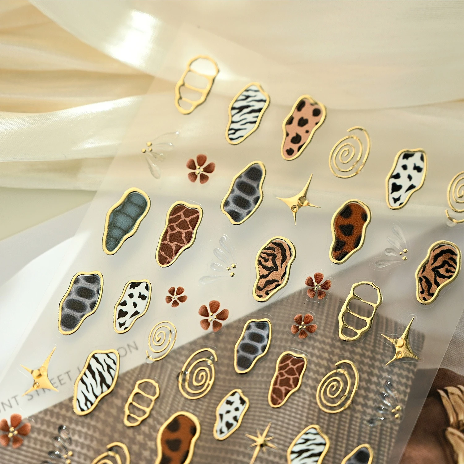 레트로 스타일의 동물 무늬, 금색으로 새겨진 별과 꽃, - Nail Art Zebra 리뷰 및 가격
