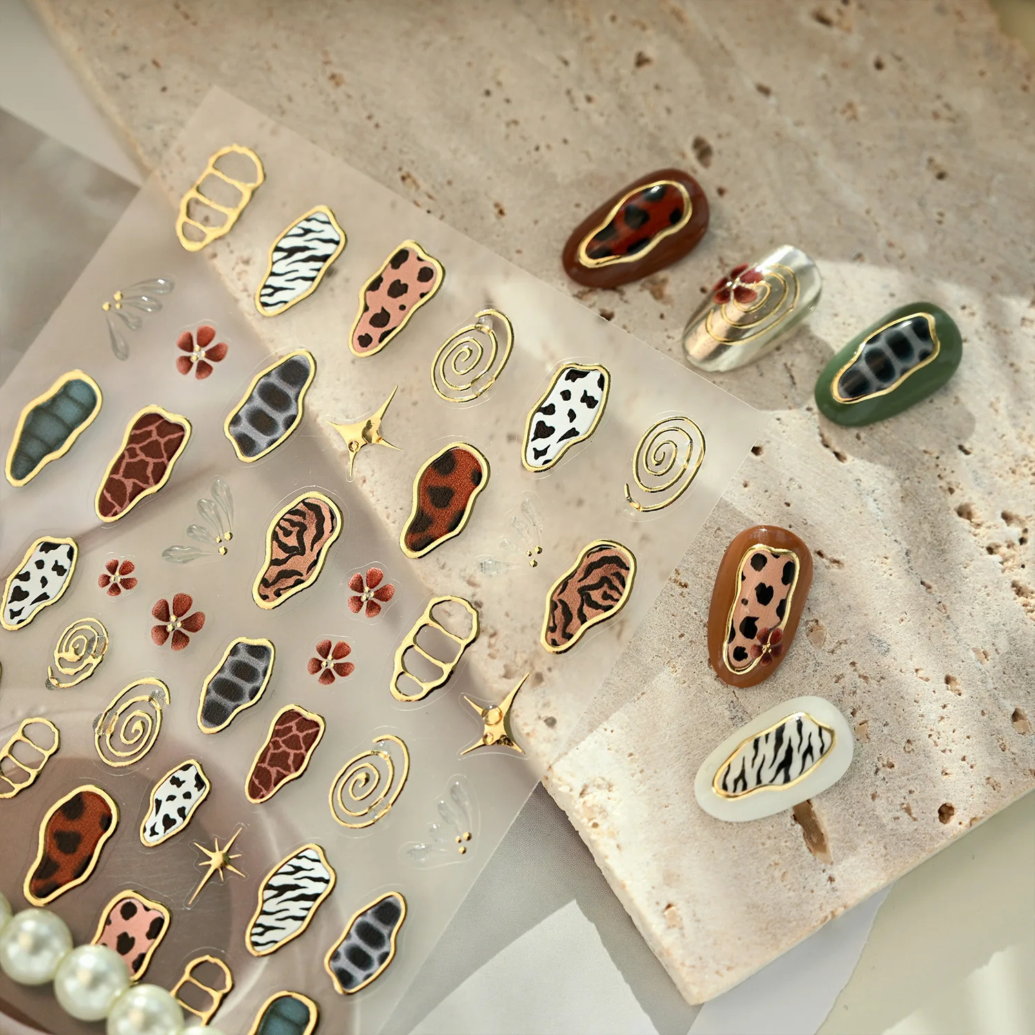 레트로 스타일의 동물 무늬, 금색으로 새겨진 별과 꽃, - Nail Art Zebra 리뷰 및 가격